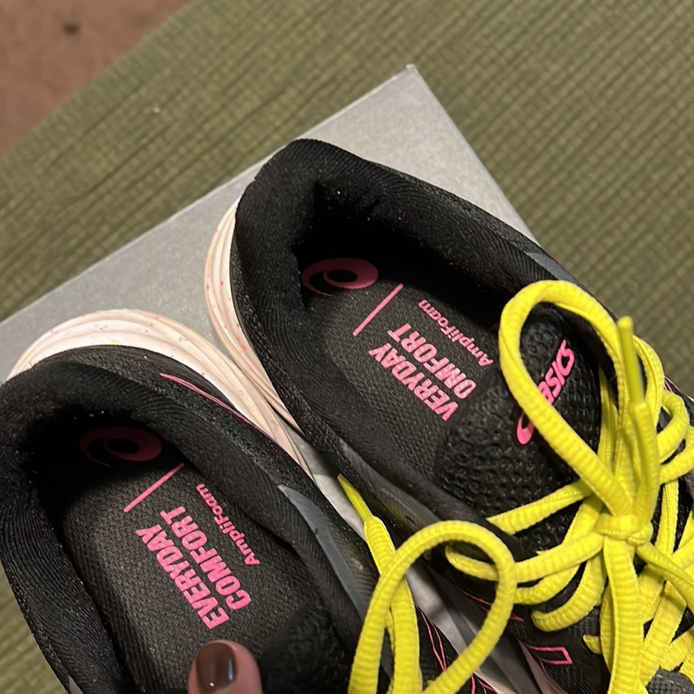 Like New Woman’s ASICS - Picture 3 of 5